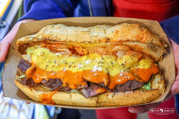 ▲▼板橋湳雅夜市美食「163熔岩起司牛排」,安格斯牛排潛艇堡推薦。(圖/部落客陳小可提供)