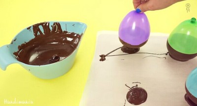 氣球沾巧克力，這種甜點要怎麼吃啊？