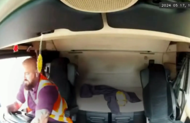 ▲▼ 卡車司機「開車分心看A片」下面撞死2寶爸! 崩潰抱頭畫面曝。(圖/Lancashire Police)