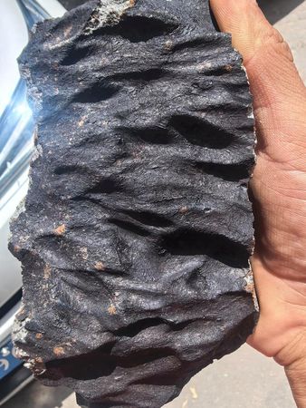 ▲▼步凡和隕石合影。(圖/翻攝紅星新聞)