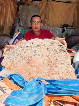 ▲▼步凡和隕石合影。(圖/翻攝紅星新聞)