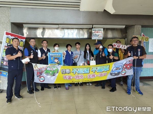 ▲▼並手持交通安全標語宣導,希望與會民眾及團體共同關注交通安全。(圖/桃園警分局提供)