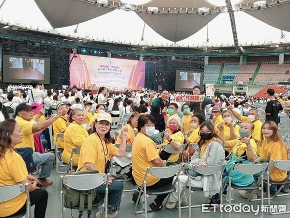 ▲▼並手持交通安全標語宣導,希望與會民眾及團體共同關注交通安全。(圖/桃園警分局提供)