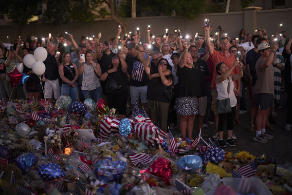 ▲▼美國保守派評論員柯克(Charlie Kirk)的葬禮,預計當地時間21日在亞利桑那州格蘭代爾(Glendale)舉行,大批民眾前往現場悼念。(圖/達志影像/美聯社)