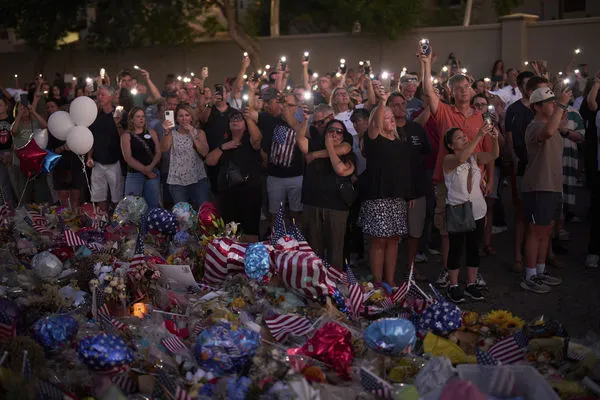 ▲▼美國保守派評論員柯克(Charlie Kirk)的葬禮,預計當地時間21日在亞利桑那州格蘭代爾(Glendale)舉行,大批民眾前往現場悼念。(圖/達志影像/美聯社)