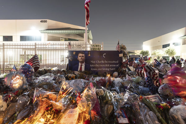 ▲▼美國保守派評論員柯克(Charlie Kirk)的葬禮,預計當地時間21日在亞利桑那州格蘭代爾(Glendale)舉行,大批民眾前往現場悼念。(圖/達志影像/美聯社)