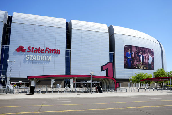 ▲▼美國保守派評論員柯克(Charlie Kirk)的葬禮,預計當地時間21日在亞利桑那州格蘭代爾(Glendale)舉行,大批民眾前往現場悼念。(圖/達志影像/美聯社)