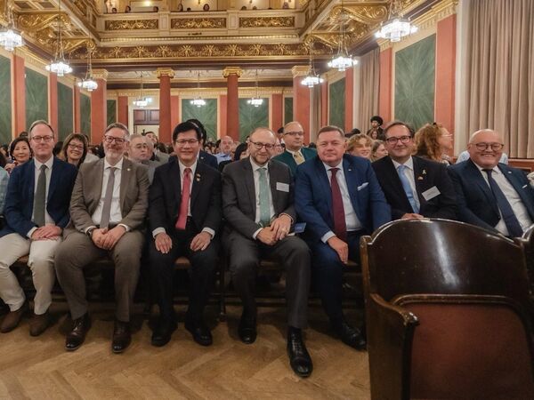 ▲▼外交部長林佳龍(左三)與奧台協會主席艾蒙(Werner Amon,右三)、奧地利跨黨派國會議員Dominik Oberhofer(左一)、Ralph Schallmeiner(左二)及Laurenz Pöttinger(右一)等人欣賞駐奧地利代表處舉辦的「當東方遇見西方」音樂會。(圖/外交部提供)