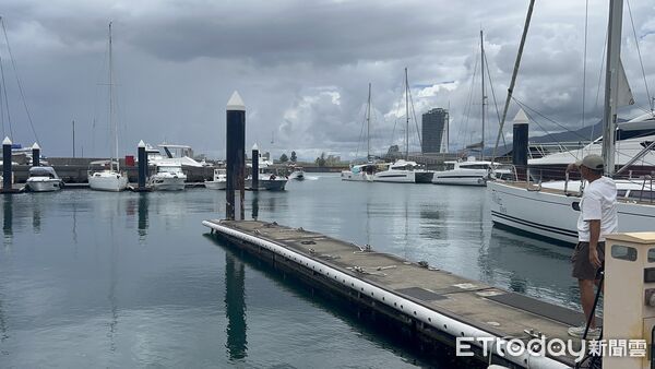 ▲▼第一岸巡隊協助將溺水李男搬上岸並交由救護車送醫。(圖/記者游芳男翻攝,下同)