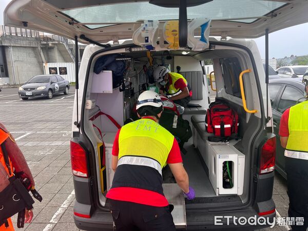 ▲▼第一岸巡隊協助將溺水李男搬上岸並交由救護車送醫。(圖/記者游芳男翻攝,下同)