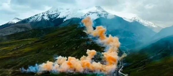 爆炸藝術家蔡國強與始祖鳥在喜馬拉雅山進行煙火秀,引發外界質疑破壞生態。(翻攝微博)