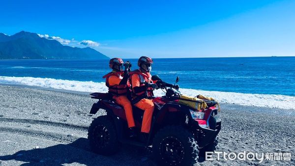 ▲強颱樺加沙來襲前夕,海巡人員到海岸進行疏導勸離作業。(圖/記者張君豪翻攝)