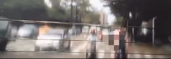 ▲李姓司機在小東路遭機車騎士丟雞蛋,事後到派出所報案提告。(記者林東良翻攝,下同)