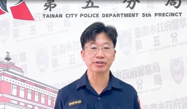 ▲李姓司機在小東路遭機車騎士丟雞蛋,事後到派出所報案提告。(記者林東良翻攝,下同)