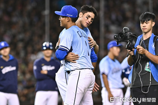 ▲▼中職林哲瑄職業生涯最後一戰,在場上與陳真擁抱。(圖/記者李毓康攝)