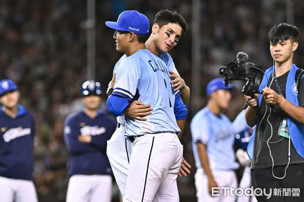 ▲▼中職林哲瑄職業生涯最後一戰,在場上與陳真擁抱。(圖/記者李毓康攝)