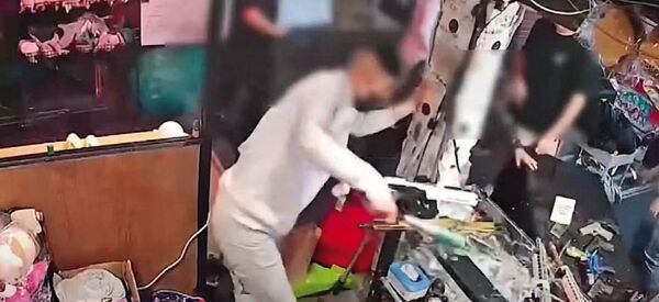 外來黑幫利用自治組織囂張插旗夜市商圈,引發許多在地角頭不滿。圖為去年竹聯幫分子在士林夜市砸攤畫面。(翻攝畫面)