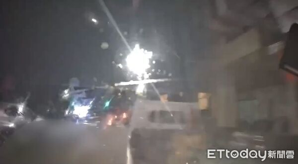 ▲▼高雄連環撞!小貨車「酒駕暴衝」4車慘毀 駕駛酒測值飆1.05送辦。(圖/記者賴文萱翻攝)