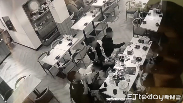 ▲▼新竹市小客車撞進工地,4名少年慘死,1倖存少年逃離現場遭逮。案發前凌晨一行人在居酒屋聚餐歡唱。(圖/記者黃彥傑翻攝)