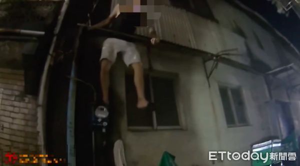 ▲▼蔡男還要爬上2樓被警方查獲,蔡男謊稱房客,房東到場(紅箭頭)表示不認識他,揭穿蔡男詭計 。(圖/記者陳以昇翻攝)