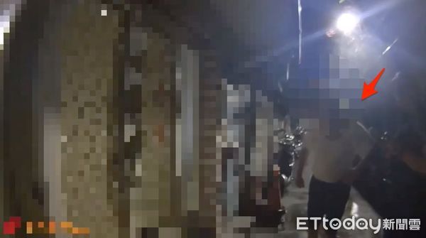 ▲▼蔡男還要爬上2樓被警方查獲,蔡男謊稱房客,房東到場(紅箭頭)表示不認識他,揭穿蔡男詭計 。(圖/記者陳以昇翻攝)