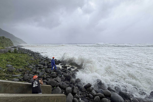 ▲▼ 「超級颱風」樺加沙(Ragasa)挾帶豪雨和強風侵襲菲律賓北部。(圖/達志影像/美聯社)