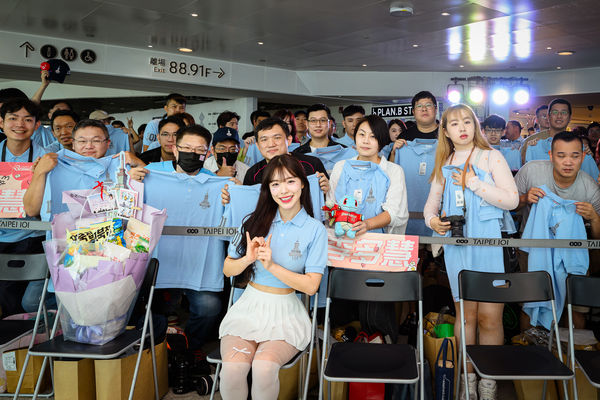 ▲最甜店長誕生!李多慧登台北101高空 比心送舞嗨翻全場。(圖/味全龍提供,下同)