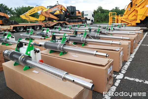 ▲南投縣長許淑華縣長「校閱」清運車、機具後撥交鄉鎮。(圖/南投縣政府提供,下同)