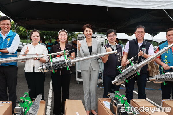 ▲南投縣長許淑華縣長「校閱」清運車、機具後撥交鄉鎮。(圖/記者高堂堯攝)