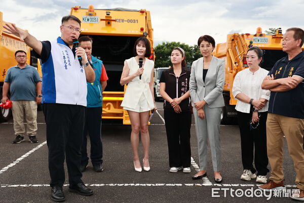 ▲南投縣長許淑華縣長「校閱」清運車、機具後撥交鄉鎮。(圖/記者高堂堯攝)