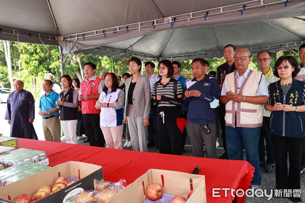 ▲日月潭萬人泳渡將登場,南投縣長許淑華於朝霧碼頭祈福。(圖/南投縣政府提供)