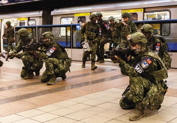 2025年的漢光演習在台北捷運演練「物資轉用」科目。(軍聞社)