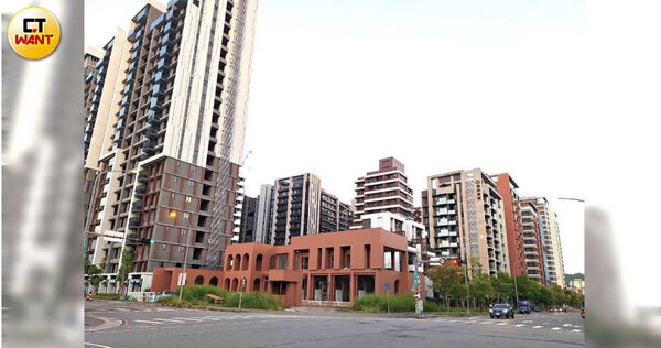 華固首度插旗新店央北重劃區推出「華固譽誠」,目前接待中心還在搭建中,現在已在蒐集客戶名單,預計11月公開。(圖/林榮芳攝)