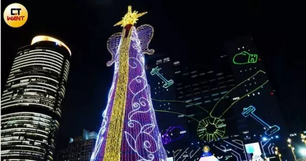 一名民眾近日在社群平台PO出照片,表示竟然見到市政府周邊9月就開始在樹上布置起彩燈,開始為年底的新北耶誕城預做準備。(圖/魏妤靜攝)