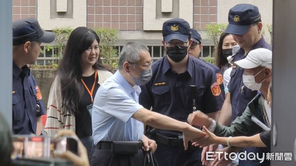 ▲柯文哲23日出庭,走路時步伐看起來有點不自然。(圖/記者黃哲民攝,下同)