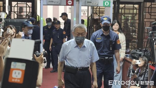 ▲柯文哲23日出庭,走路時步伐看起來有點不自然。(圖/記者黃哲民攝,下同)