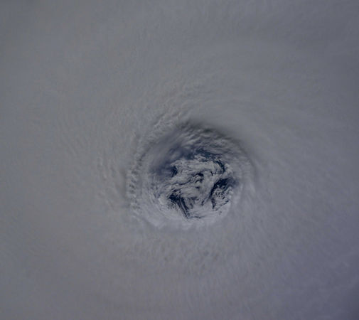 從太空拍攝的照片中可見樺加沙的颱風眼清晰可辨,雲牆相當厚實。(圖/翻攝自X「@Astro_Kimiya」)