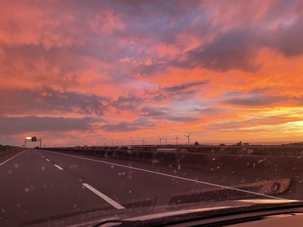 ▲颱風前夕彰化天空出現夢幻火紅雲彩。(圖/民眾提供)