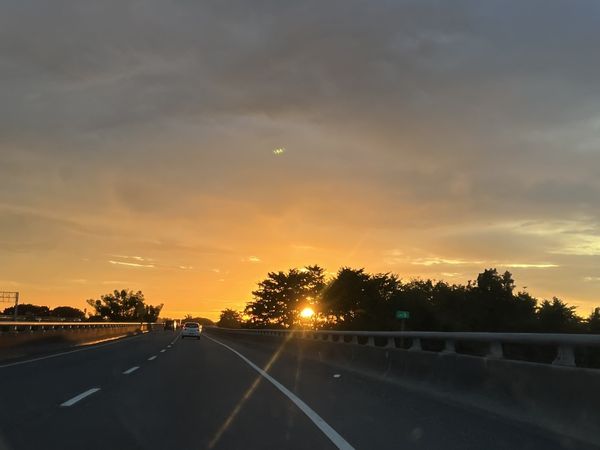 ▲颱風前夕彰化天空出現夢幻火紅雲彩。(圖/民眾提供)