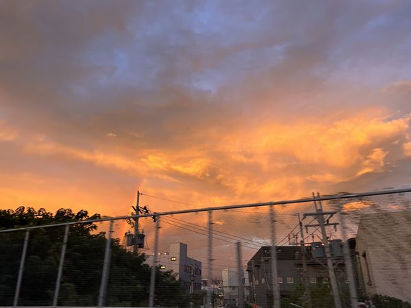 ▲颱風前夕彰化天空出現夢幻火紅雲彩。(圖/民眾提供)