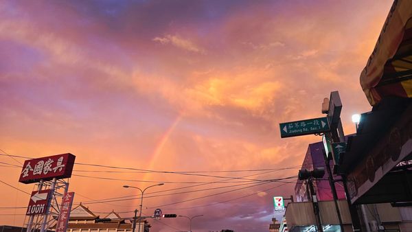 ▲颱風前夕彰化天空出現夢幻火紅雲彩。(圖/民眾提供)