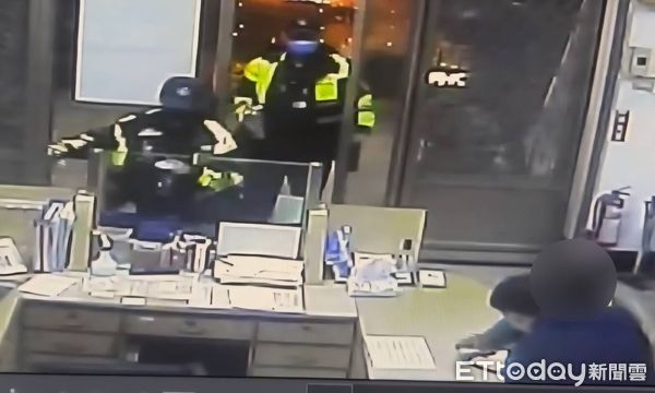 ▲颱風夜關山警方攔阻「假贈釣竿真詐騙」。(圖/記者楊晨東翻攝)