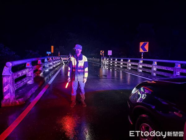 ▲東富公路預警性封閉,泰源派出所協助交管。(圖/記者楊晨東翻攝)
