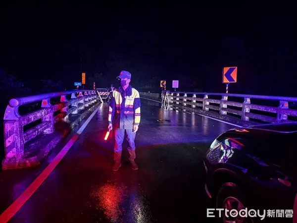 ▲東富公路預警性封閉,泰源派出所協助交管。(圖/記者楊晨東翻攝)