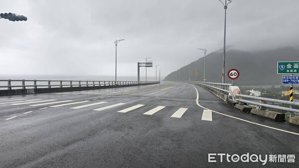 ▲台東大武分局協力工務段,解除部分預警性封閉道路。(圖/記者楊晨東翻攝)