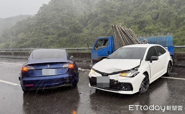 ▲▼國道1高架泰山段3車追撞,特斯拉駕駛站車外遭撞斷腿 。(圖/記者陳以昇翻攝)