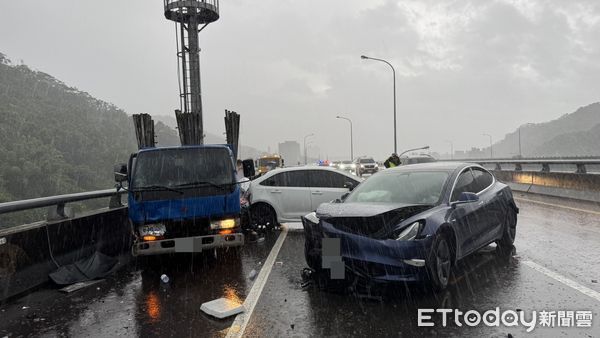 ▲▼國道1高架泰山段3車追撞,特斯拉駕駛站車外遭撞斷腿 。(圖/記者陳以昇翻攝)