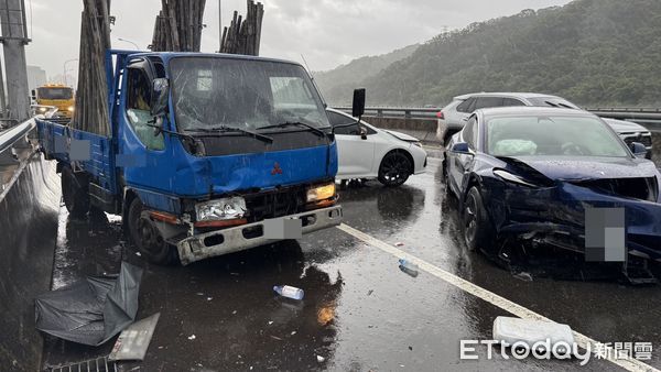 ▲▼國道1高架泰山段3車追撞,特斯拉駕駛站車外遭撞斷腿 。(圖/記者陳以昇翻攝)