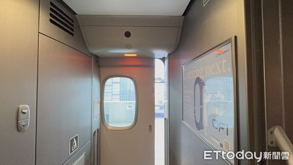 ▲▼高鐵新世代列車在停靠站時,開啟側的車門上方將會亮燈提醒。(圖/記者李姿慧攝)