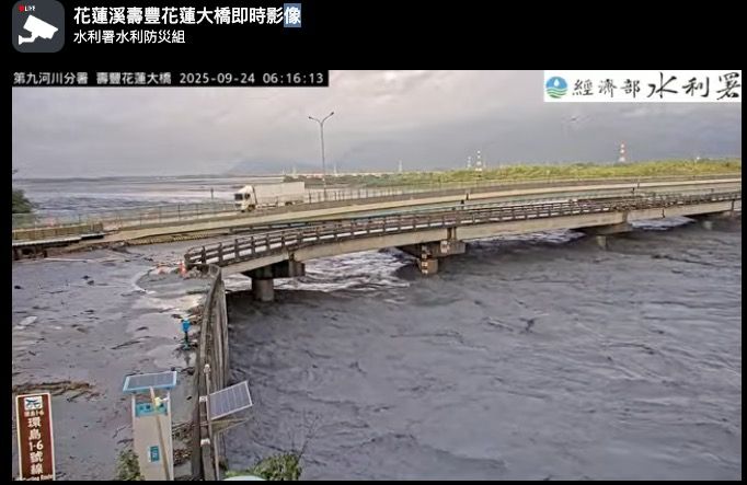 ▲▼花蓮大橋24日清晨狀況。(圖/翻攝經濟部水利署)